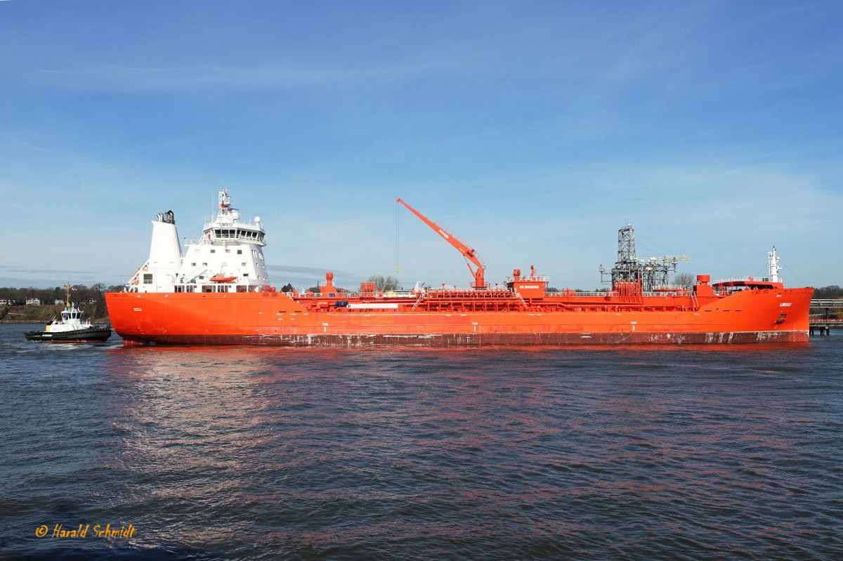 UIKKU (IMO 9797814), Steuerbordseite, mit Assistenzschlepper PETER (IMO 9445863) am 22.2.2021, Hamburg, Elbe, Köhlfleet-Hafen / Ex-Name: STEN TOR / Chemie- und Produktentanker / BRZ 14.402 / Lüa 156 m, B 23,78 m, Tg 9,6 m / 1 Diesel, kW ( PS), 11 kn / gebaut 2018 / Eigner: SSC Uikku Oy c / o Navidom Oy, Flagge: Finnland, Heimathafen: Helsinki /