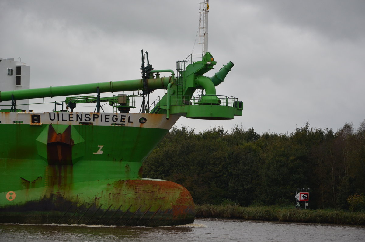 Uilenspiegel,Saugbaggerschiff, Heimathafen Antwerpen. IMO 9247467, Länge 142,80 m, Breite 26,85 m, Tiefgang 9,82 m, Tonnage: DWT 21968 T, Maschinenleistung: 15652 PS, Maschine: 2 x MAN B&W 12 V 32/40. Baujahr: 2002, Bauwerft: Merwede Shipyard, Hardinxveld-Giessendam Holland.  Am 04.10,17 bei Burg am NOK.