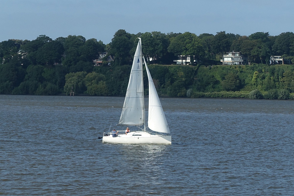 unbekannte Segelyacht am 3.9.2021, Hamburg anlaufend,  auf der Elbe Höhe Finkenwerder /