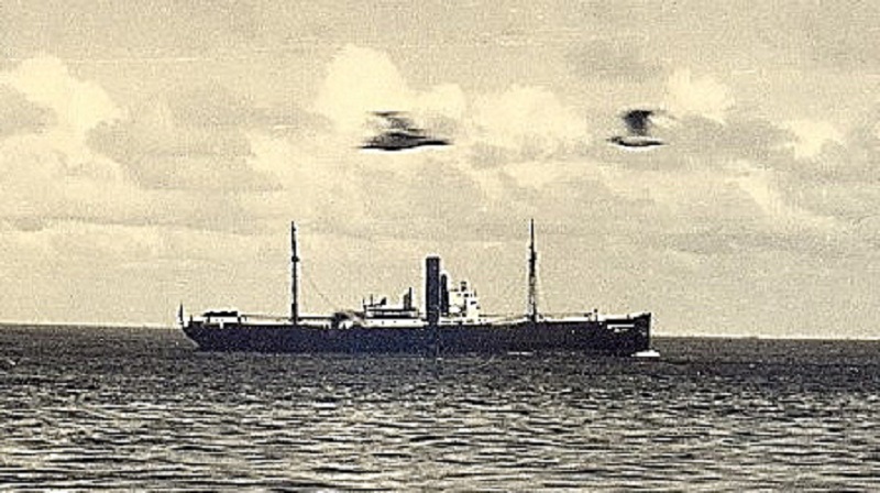 unbekanntes Frachtschiff auf der Elbe Anfang der 1950er Jahre (aus dem Nachlaß meines Schwiegervaters, scan vom Foto) /