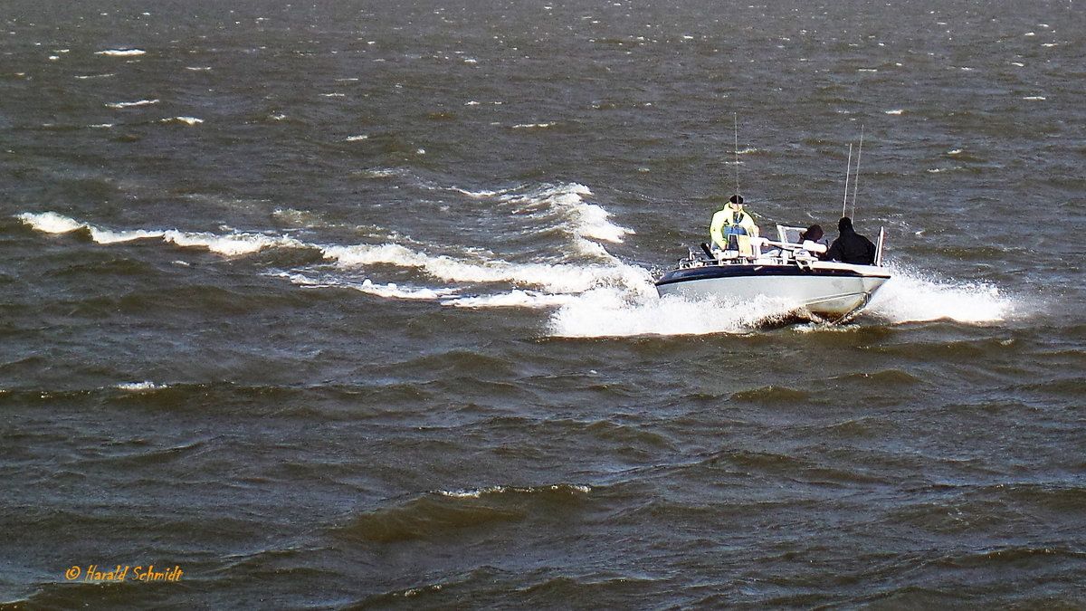 unbekanntes Motorboot in voller Fahrt am 29.10.2017: Hamburg, Elbe, Köhlfleet /