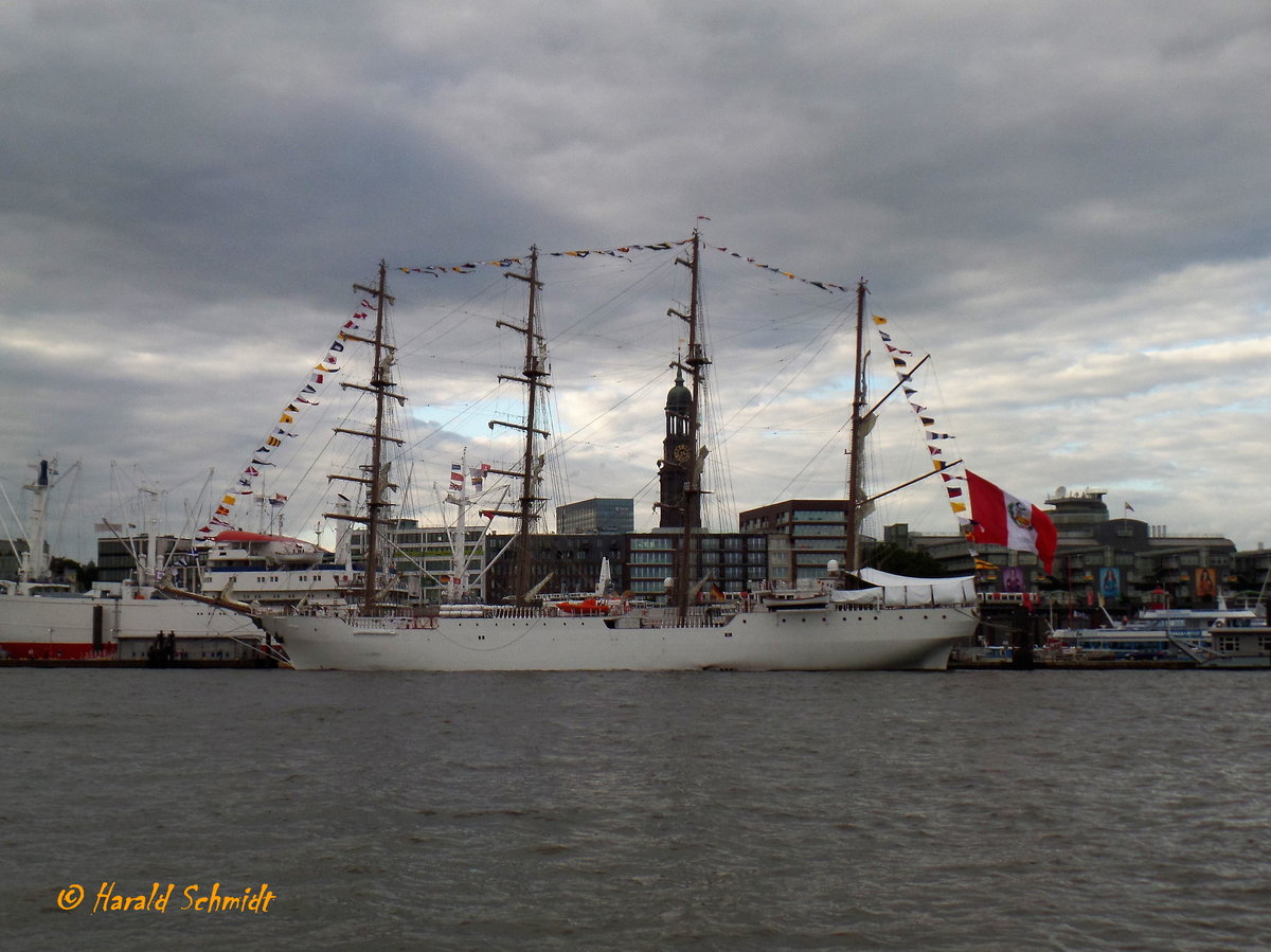 UNIÓN Segelschulschiff der Peruanischen Marine am 4.8.2017, Hamburg, Elbe an der Überseebrücke /
4-Mast-Bark  / Verdrängung: 3.200 t / Lüa 115,75 m, B 13,5 m, Tg 6,5 m / Segelfäche: 4.324 m²,  1 Diesel, 1.500 kW (2.039 PS), 1 Verstellpropeller, 12 kn / Besatzung: 25 Offiziere, 86 Mann, 134 Kadetten  / gebaut 2016 bei Staatswerft SIMA in Callao / Flagge: Peru, Heimathafen: Callao / 
Die BAP „Unión“, wie oft zu lesen ist, ist nach der SEDOV (117,5 m) das zweitgrößte Segelschulschiff der Welt, BAP steht für „Bark der Armada Peru“ (Flottenstreitmacht)  /


