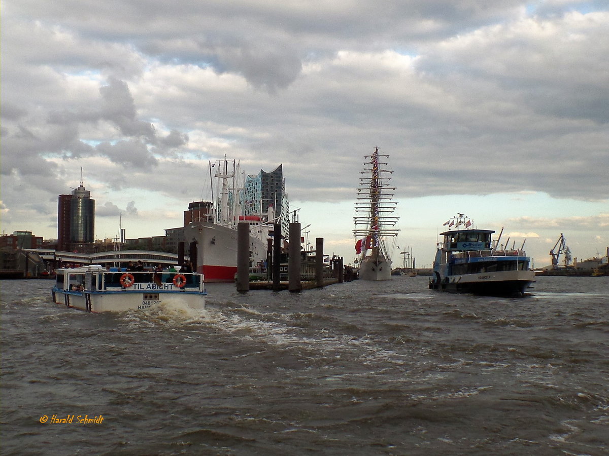 UNIÓN Segelschulschiff der Peruanischen Marine am 4.8.2017, Hamburg, Elbe an der Überseebrücke /
4-Mast-Bark  / Verdrängung: 3.200 t / Lüa 115,75 m, B 13,5 m, Tg 6,5 m / Segelfäche: 4.324 m²,  1 Diesel, 1.500 kW (2.039 PS), 1 Verstellpropeller, 12 kn / Besatzung: 25 Offiziere, 86 Mann, 134 Kadetten  / gebaut 2016 bei Staatswerft SIMA in Callao / Flagge: Peru, Heimathafen: Callao / 
Die BAP „Unión“, wie oft zu lesen ist, ist nach der SEDOV (117,5 m) das zweitgrößte Segelschulschiff der Welt, BAP steht für „Bark der Armada Peru“ (Flottenstreitmacht)  /


