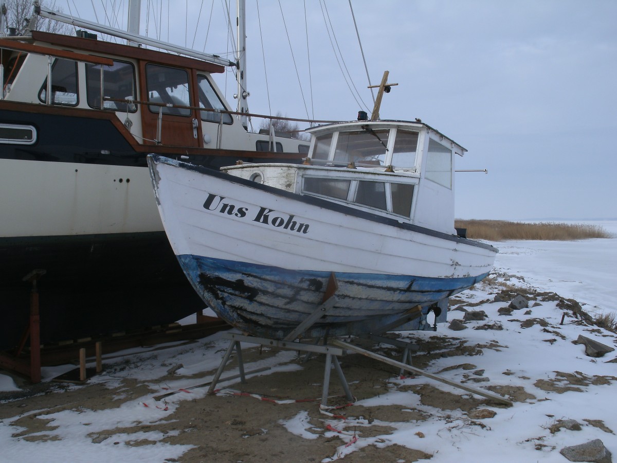  UNS KOHN  lag,am 01.Ferbuar 2014,sicher im Stahlbroder Hafen auf dem Trocknen während draußen der Bodden zugefroren war