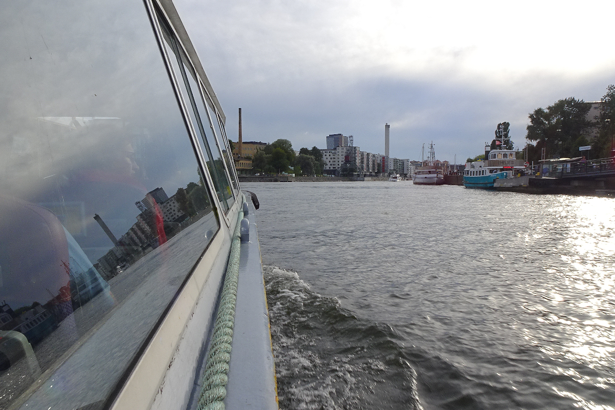  Unter den Brücken von Stockholm  nennt sich die Rundfahrt, welche im wesentlichen um die Insel Södermalm herum führt. Gerade hat das Schiff die Schleuse passiert, welche den Höhenunterschied zwischn Ostsee und Mälarsee überwindet. Der Blick geht auf das Südufer von Södermalm.
Stockholm, Schweden, 29. August 2023