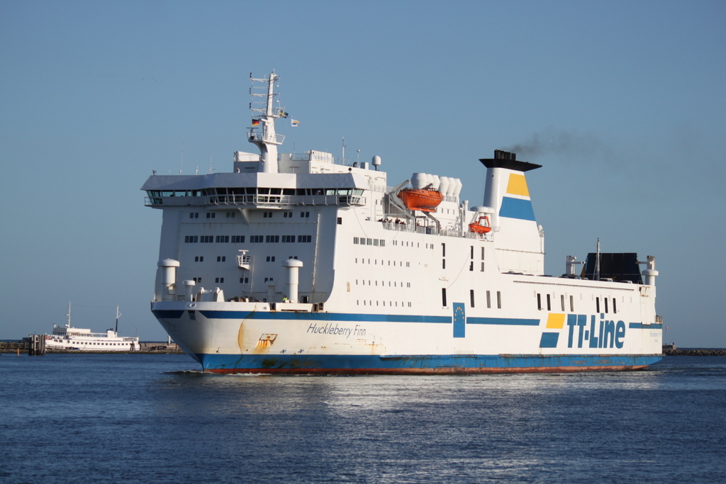 unter deutscher und schwedischer Flagge lief die TT-Line Fähre  Huckleberry Finn auf ihrer Überfahrt von Trelleborg nach Rostock-Überseehafen gegen 06:39 Uhr in Warnemünde ein.07.06.2015