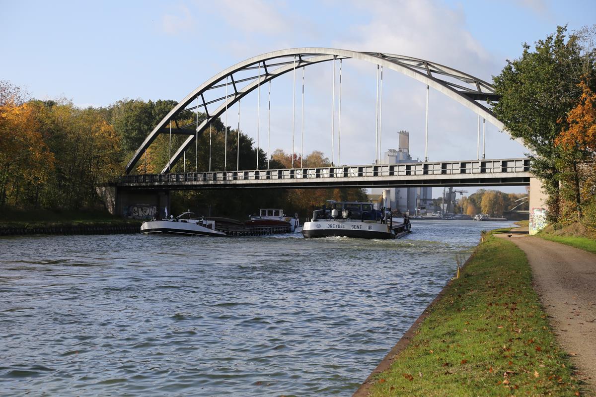 Unter der Eisenbahnbrücke bei Achmer am Mittellandkanal begegneten sich am 29.10.2020 die in Deutschland in Senden beheimatete RUTH und das in Belgien in Gent beheimatete Motorschiff BREYDEL. Die Ruth war schwer beladen in Richtung Hannover unterwegs.
