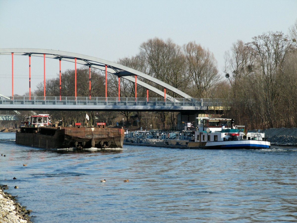 Untere Havel-Wasserstrasse / Sacrow-Paretzer-Kanal am 28.02.2018: Der zu Tal fahrende Schubverband m. SB Navigar-4 (08356032) begegnet dem TMS Ingeborg (04024150) an der Eisenbahnbrücke Marquardt.