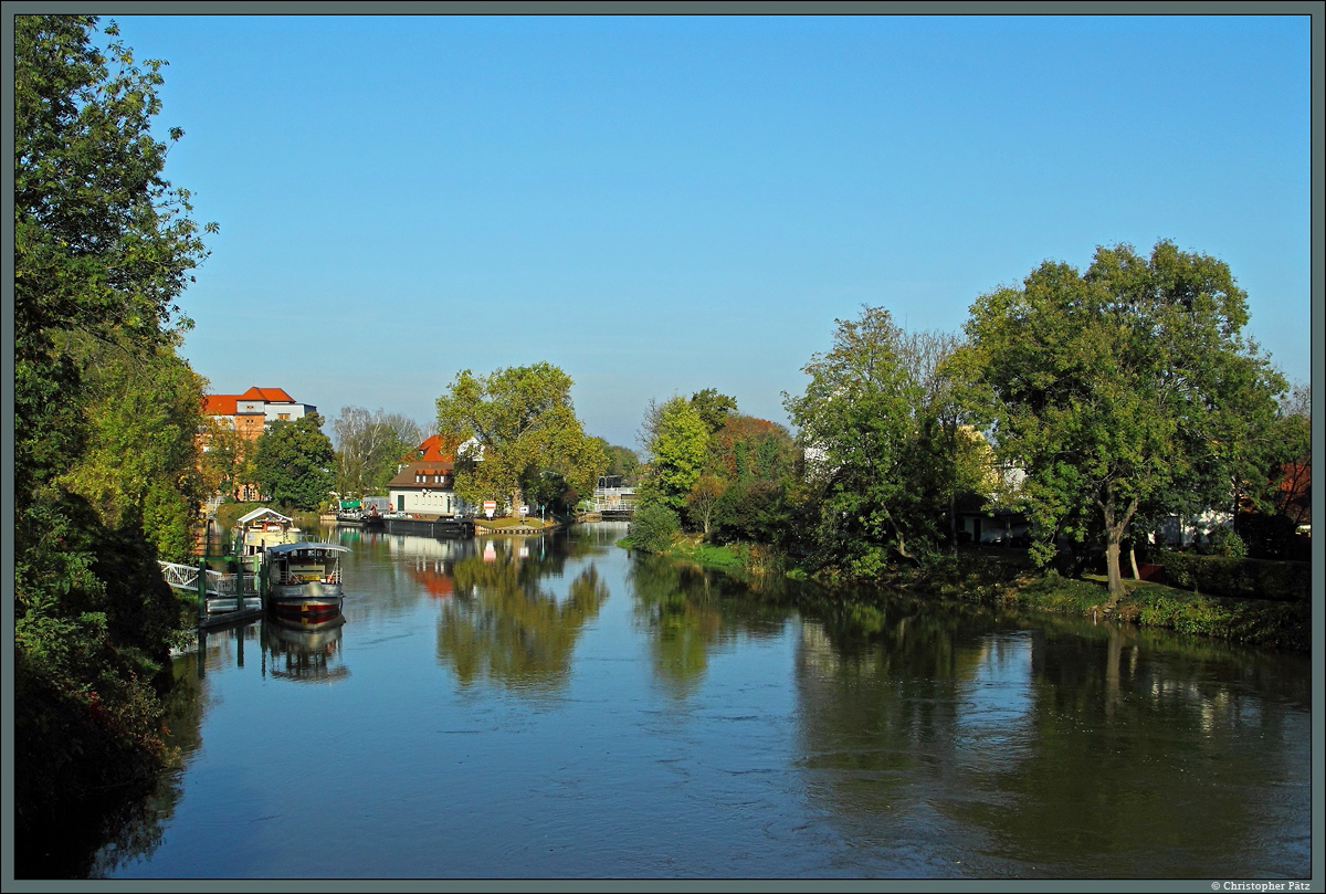 Unterhalb des Schlosses in Merseburg wird die Saale durch ein Wehr angestaut. Um kleineren Schiffen die Passage des Abschnitts zu ermöglichen, wurde die Schleuse Meuschau (in der Bildmitte) errichtet. Links liegen die Schiffe  Traumschiff  und  Captain Fu  der Merseburger Personenschifffahrt vor Anker. (28.10.2014)