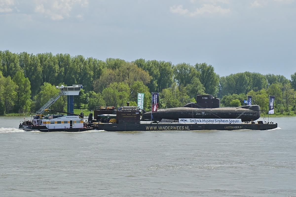 Unterwegs auf dem Rhein auf dem Weg von Kiel nach Speyer ins Technik-Museum passiert das U-Boot U 17 (Schiffskennung S 196) am 13.05.2023 Neuss-Uedesheim. Das Boot der Klasse 206 A wurde am 28.11.1973 in Dienst gestellt, die Außerdienststellung erfolgte am 14.12.2010. Befördert wurde U 17 vom niederländischen Schubboot PIETER VAN DER WEES der Van der Wees Groep B.V..
