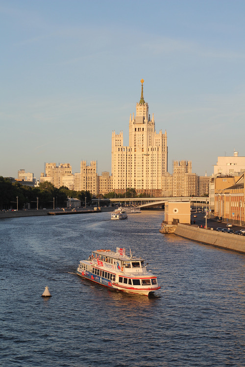 Unweit des Moskauer Kremls wurde dieses Schiff vor beeindruckender Architekturkulisse fotografiert.
Die Ausflugsschiffe auf dem Moskwa-Fluss werden im Volksmund als  Fluss-Straßenbahn  bezeichnet.
Das Schiff trägt die Bezeichnung  Moskwa-47 
Aufnahmedatum: 28.06.2016