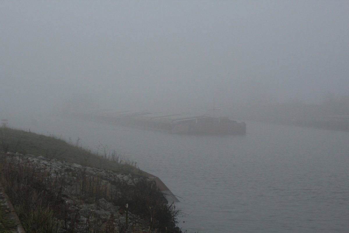 Upps , da kommt ein Schubverband aus dem dichten Nebel ! Es ist ein Poln. Schubverband mit dem SB Bizon-0-124 (08351028) . Ort: Mittellandkanal am km 318 nahe Wolmirstedt am 23.11.2016.