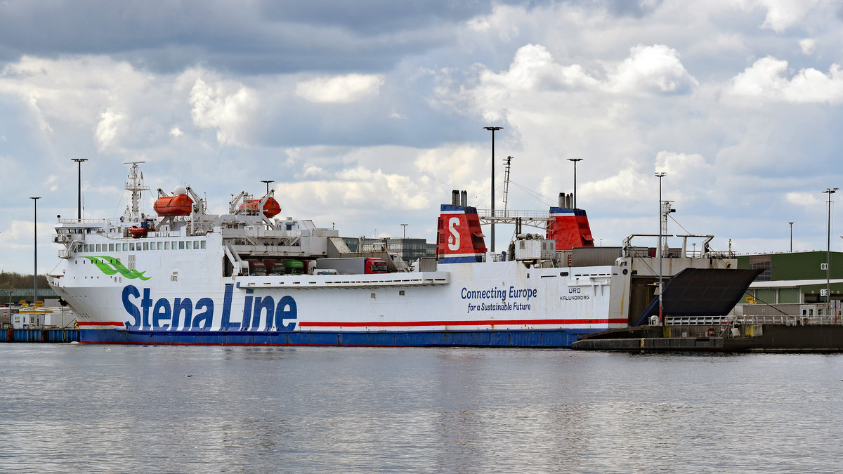 URD hat am 25.04.2020 am Skandinavienkai festgemacht. Die Heckklappe fährt gerade runter; das Entladen des Schiffes beginnt in Kürze.