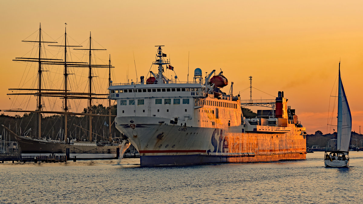 URD verlässt am 13.10.2018 im Licht der untergehenden Sonne den Hafen von Lübeck-Travemünde.