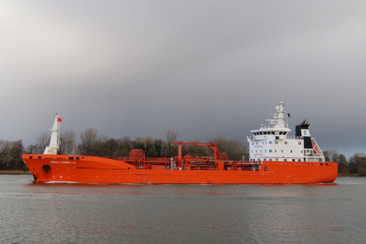 URSULA ESSBERGER - Hh= Dordrecht (NL) -IMO= 9480992 -RC= PCMM - 5322 To.-
Bj.= 2011 bei Eregli Shipyard in der Türkei - am 04.12.2018 in Rade am NOK.