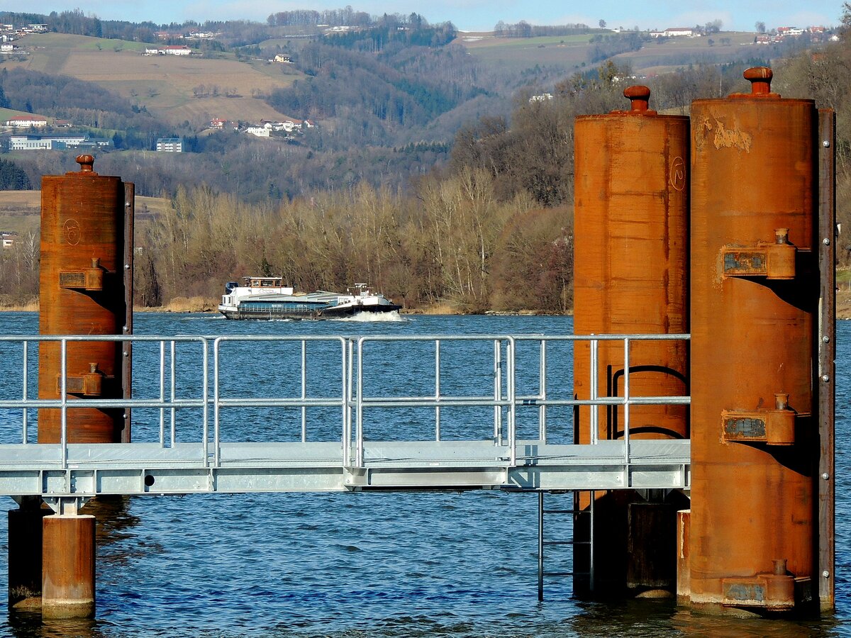 URSULA-KLAUS(4502190;LxB=85,2x10m; 1500To; 2x720PS; Bj.1958)shippert bei Linz/Donau Flußabwärts; 220212
