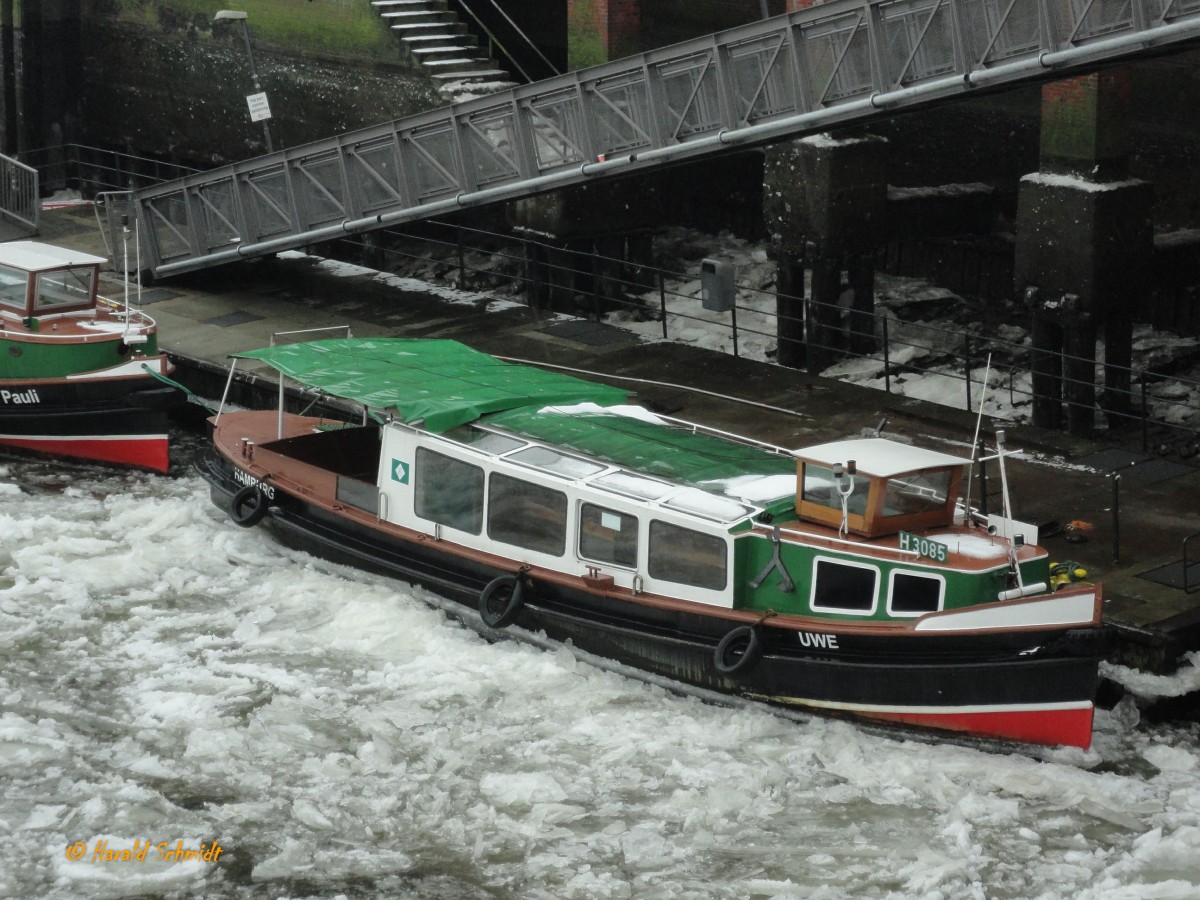 UWE (H3058) am 1.2.2014 (nach dem Umbau zur sinksicheren Barkasse)  , Hamburg, Binnenhafen, /
Rundfahrtbarkasse / Lüa 1508 m, B 3,66 m, Tg  m / 1 Diesel, Iveco 85 kW, 116 PS  / max. 45 Fahrgäste / 1914 bei W. Schüler Werft am Moorregerdeich in Uetersen / 2010 sinksicher umgebaut
bei Feltz, HH-Finkenwerder / Eigner: Barkassen Centrale Ehlers /
