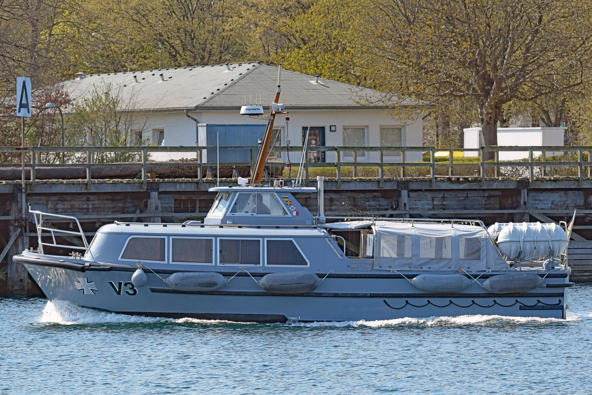 V3 des EAZS (Einsatzausbildungszentrum) der Marine Neustadt am 28.4.2021 Richtung Ostsee fahrend. Hafengebiet Neustadt / Holstein