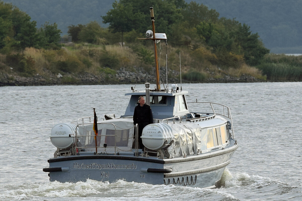 V8 vom Marinestützpunktkommando Kiel am 25.08.2021 in der Trave bei Lübeck-Schlutup