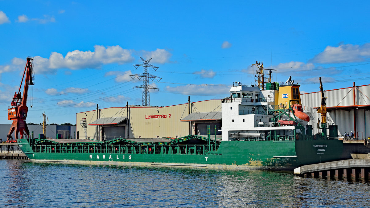 VÄSTERBOTTEN (IMO 9436226) am 21.06.2020 im Hafen von Lübeck, Lehmannkai 2. Das rund 119 Meter lange Schiff hat Zellulose aus Domsjö / Schweden gebracht.