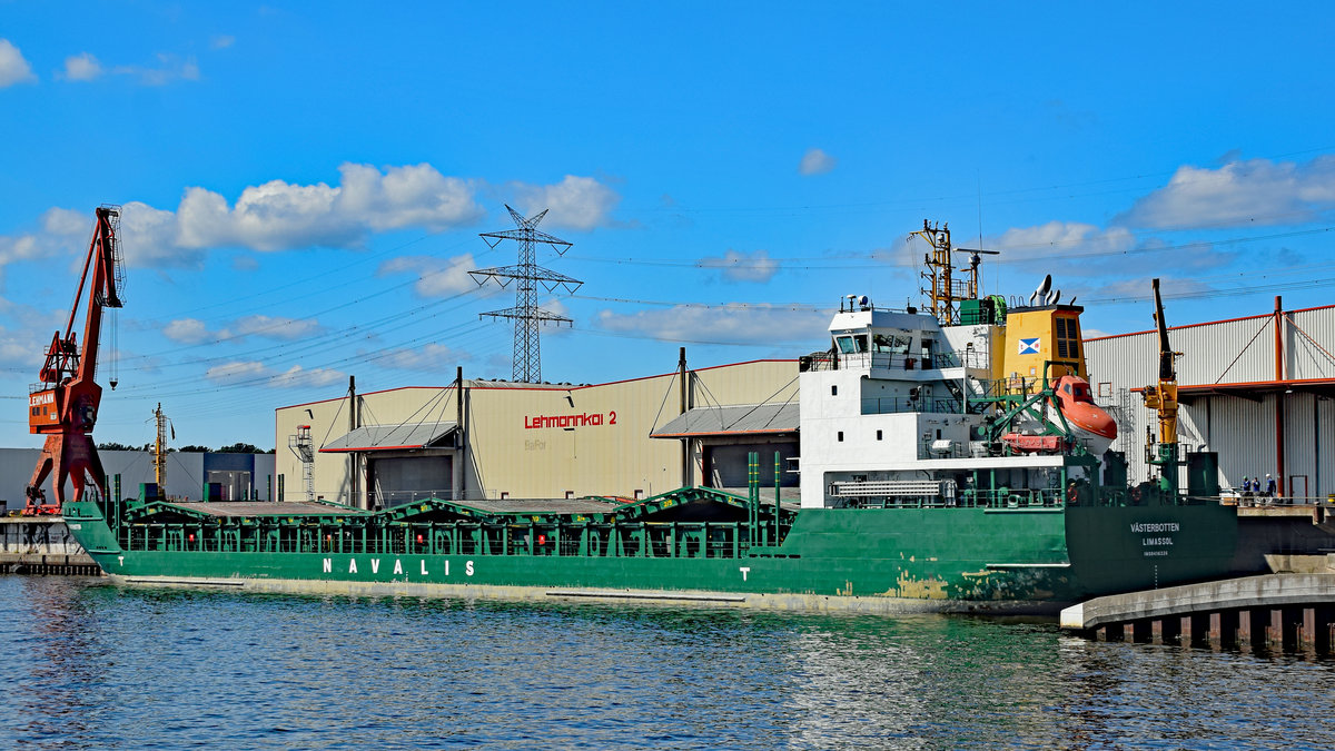 VÄSTERBOTTEN (IMO 9436226) am 21.06.2020 im Hafen von Lübeck, Lehmannkai 2. Das rund 119 Meter lange Schiff hat Zellulose aus Domsjö / Schweden gebracht.
