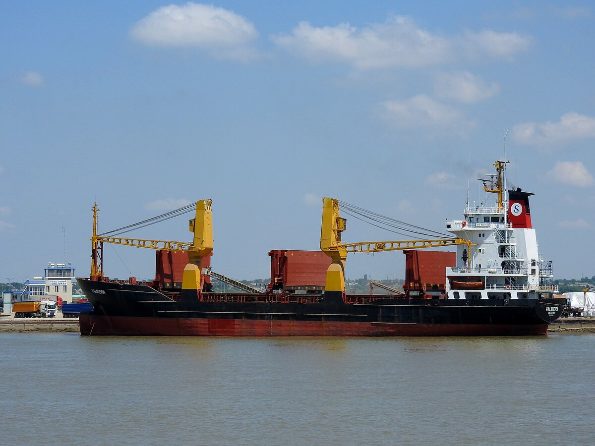 VALMIERA (IMO8203660; 106x19mtr; DWT7782; Bj1982) im Hafengelände nächst Poromna Pereprava(RO); 230704