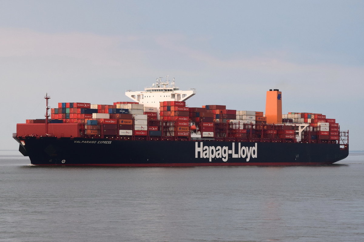VALPARAISO EXPRESS , Containerschiff , IMO 9777589 , Baujahr 2016 , 10500 TEU ,333.2 × 48.2m , 14.05.2017  Cuxhaven
    