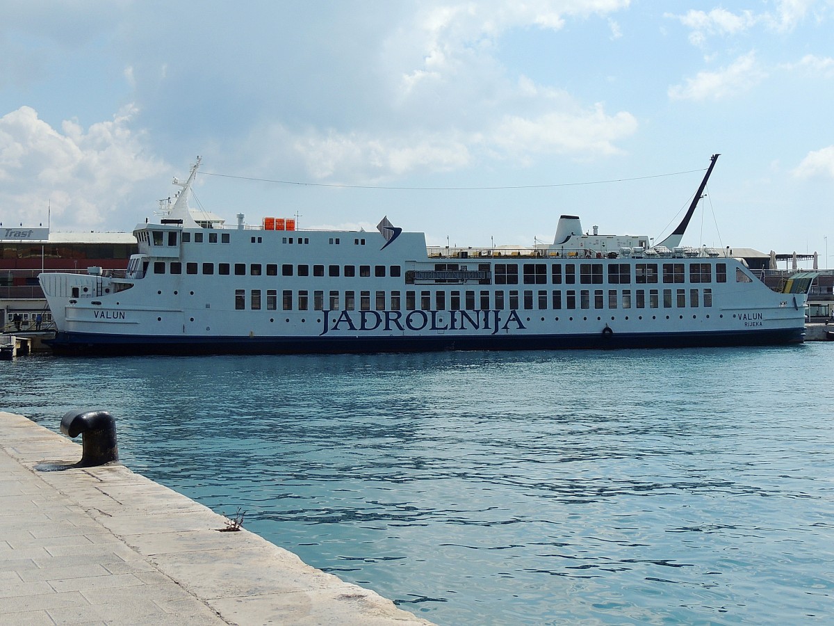 VALUN von JADROLINIJA(IMO8223282;L=81; B=13mtr.; 13Knoten; 730Passagiere; 80Autos; Bj.1983)steht im Hafen von Split zur nchsten berfahrt bereit; 130423 