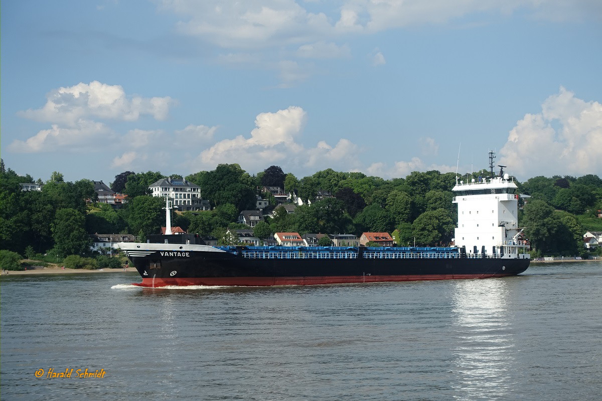 VANTAGE (IMO 9375111) am 17.6.2023, Hamburg, Elbe Höhe Nienstedten /
Mehrzweckfrachter / BRZ 3.871 / Lüa 99,97 m, B 15,85 m, Tg 5 m / 1 Diesel, Wärtsilä 8R32 E, 3.280 kW (4.459 PS), 15 kn / gebaut 2007 bei Van Sluisfeld Marine Constructions B.V., Heusden, Niederlande  / 354 TEU / Flagge: Niederlande, Heimathafen: Werkendam / 
