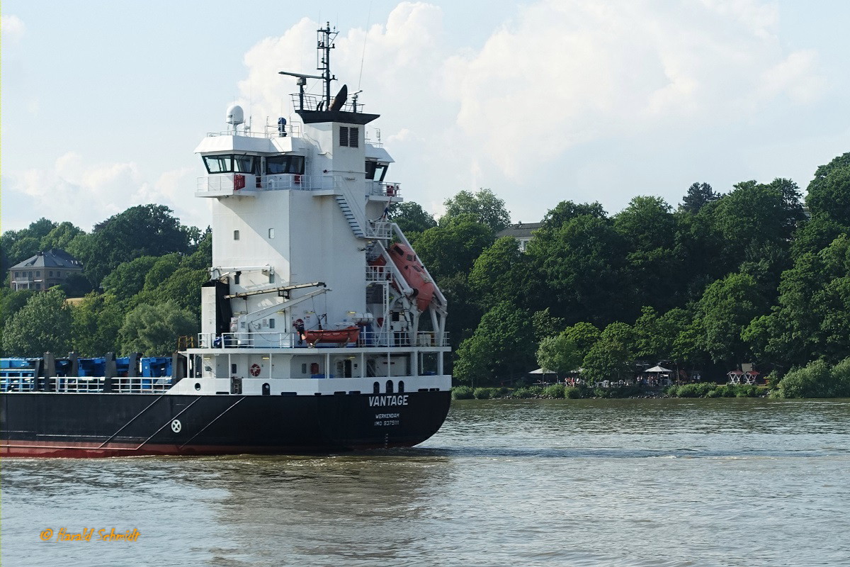 VANTAGE (IMO 9375111) am 17.6.2023, Hamburg, Elbe Höhe Nienstedten /
Mehrzweckfrachter / BRZ 3.871 / Lüa 99,97 m, B 15,85 m, Tg 5 m / 1 Diesel, Wärtsilä 8R32 E, 3.280 kW (4.459 PS), 15 kn / gebaut 2007 bei Van Sluisfeld Marine Constructions B.V., Heusden, Niederlande  / 354 TEU / Flagge: Niederlande, Heimathafen: Werkendam / 
