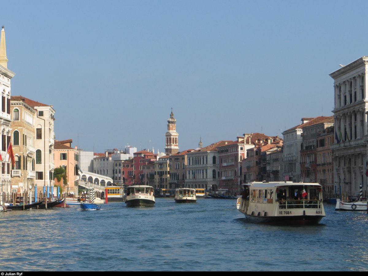 Vaporetti im Canale Grande. Venedig, 06.11.2013