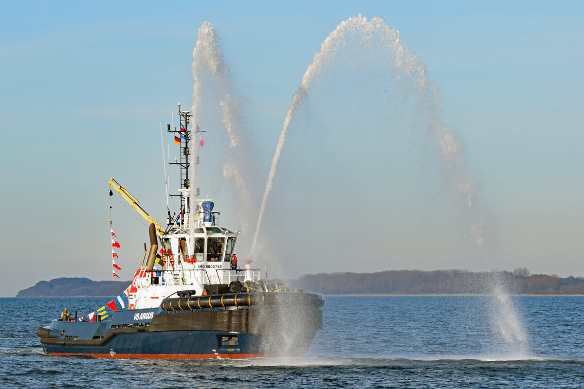 VB ARGUS am 20.04.2022 in der Ostsee vor Lübeck-Travemünde. Der Schlepper begrüßt die neue TT-Line-Fähre NILS HOLGERSSON (nicht im Bild)