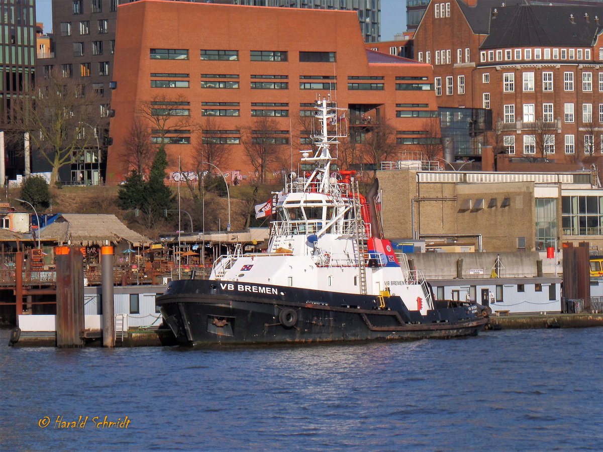 VB BREMEN (IMO 9211212) am 14.2.2018, Hamburg, Elbe, Schlepperponton St. Pauli / Ex-Name: TURM (7) (2003 bis 2017) /
Schlepper / BRZ 452 / Lüa 32,5 m, B 11 m, Tg 5,85 m / 2 Diesel, ABC 8M.DZC.1000-A, ges. 3744 kW (5088 PS), 2 VSP, 14 kn, Pfahlzug 60 t / gebaut 2001 bei Astilleros Armon, Navia, Spanien für Ocean Srl., Madeira / Eigner: Lütgens & Reimers, Hamburg, (ein Unternehmen der Boluda Corporación Marítima) / Heimathafen: Bremen, Flagge: Deutschland /
