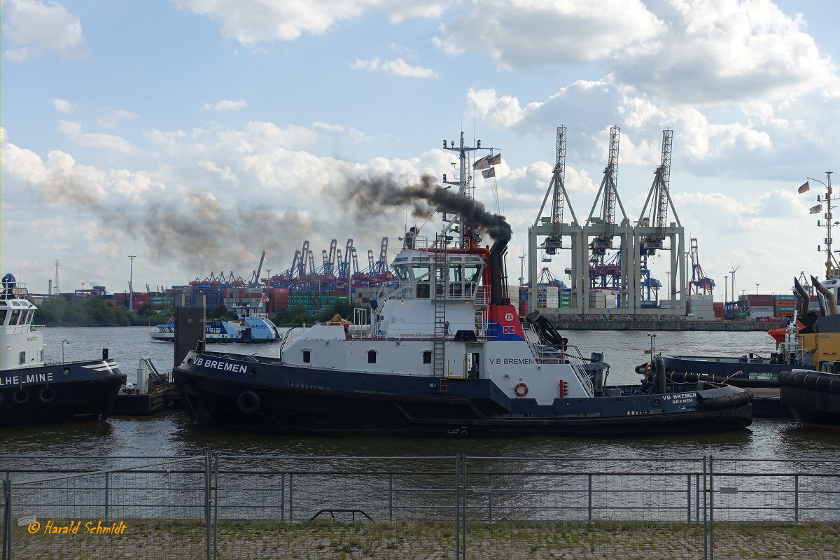 VB BREMEN (IMO 9211212) am 14.8.2019, (Gruß vom Heizer) Hamburg, Elbe, Schlepperponton Neumühlen ablegen zum nächsten Job /

Ex-Name: TURM (7) (2003 bis 2017) / 

Schlepper / BRZ 452 / Lüa 32,5 m, B 11 m, Tg 5,85 m / 2 Diesel, ABC 8M.DZC.1000-A, ges. 3744 kW (5088 PS), 2 VSP, 14 kn, Pfahlzug 60 t / gebaut 2001 bei Astilleros Armon, Navia, Spanien für Ocean Srl., Madeira / Eigner: Lütgens & Reimers, Hamburg, (ein Unternehmen der Boluda Corporación Marítima) / Heimathafen: Bremen, Flagge: Deutschland 
