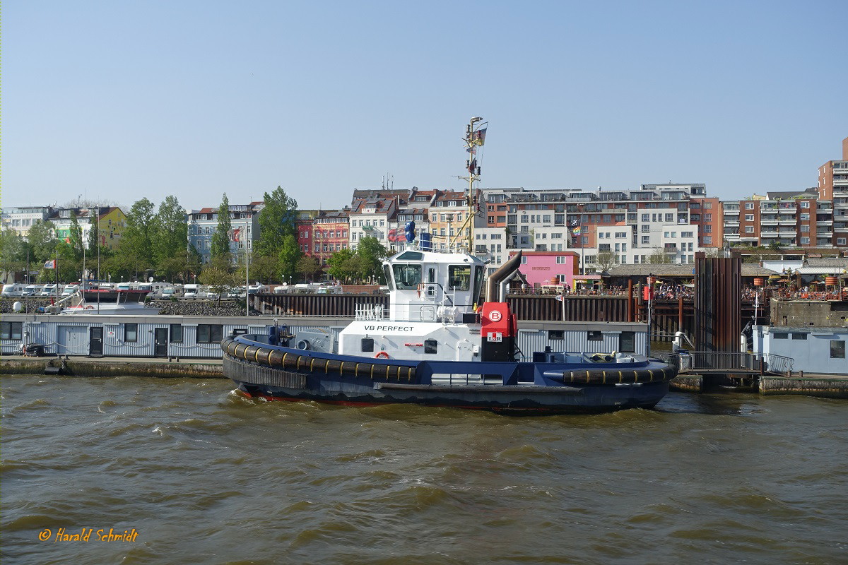 VB PERFECT (1) (IMO 9684768) am 23.4.2019, Hamburg, Elbe, am Schlepperponton St. Pauli /

EX-Name: PERFECT (1)

Seeschiffsassistenz-Schlepper / Damen ASD 2411 / GT 268 / Lüa 24,47 m, B 11,33 m, Tg 5,54 m / 2 Caterpillar-Diesel, ges. 4.200 kW (5710 PS), 2 Rolls Royce Ruderpropeller (Azimut) US 255, 13 kn, Pfahlzug 72 t / gebaut 2015 bei Damen-Partner Song Thu Shipyard, Da Nang, Vietnam / Eigner: Boluda /Lütgens & Reimers, Hamburg / Flagge: Deutschland, Heimathafen: Hamburg /
