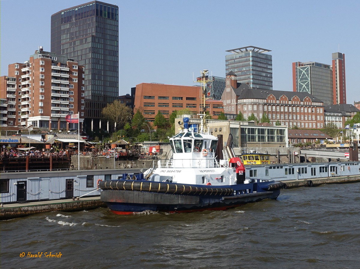 VB PERFECT (1) (IMO 9684768) am 23.4.2019, Hamburg, Elbe, am Schlepperponton St. Pauli /

EX-Name: PERFECT (1)

Seeschiffsassistenz-Schlepper / Damen ASD 2411 / GT 268 / Lüa 24,47 m, B 11,33 m, Tg 5,54 m / 2 Caterpillar-Diesel, ges. 4.200 kW (5710 PS), 2 Rolls Royce Ruderpropeller (Azimut) US 255, 13 kn, Pfahlzug 72 t / gebaut 2015 bei Damen-Partner Song Thu Shipyard, Da Nang, Vietnam / Eigner: Boluda /Lütgens & Reimers, Hamburg / Flagge: Deutschland, Heimathafen: Hamburg /
