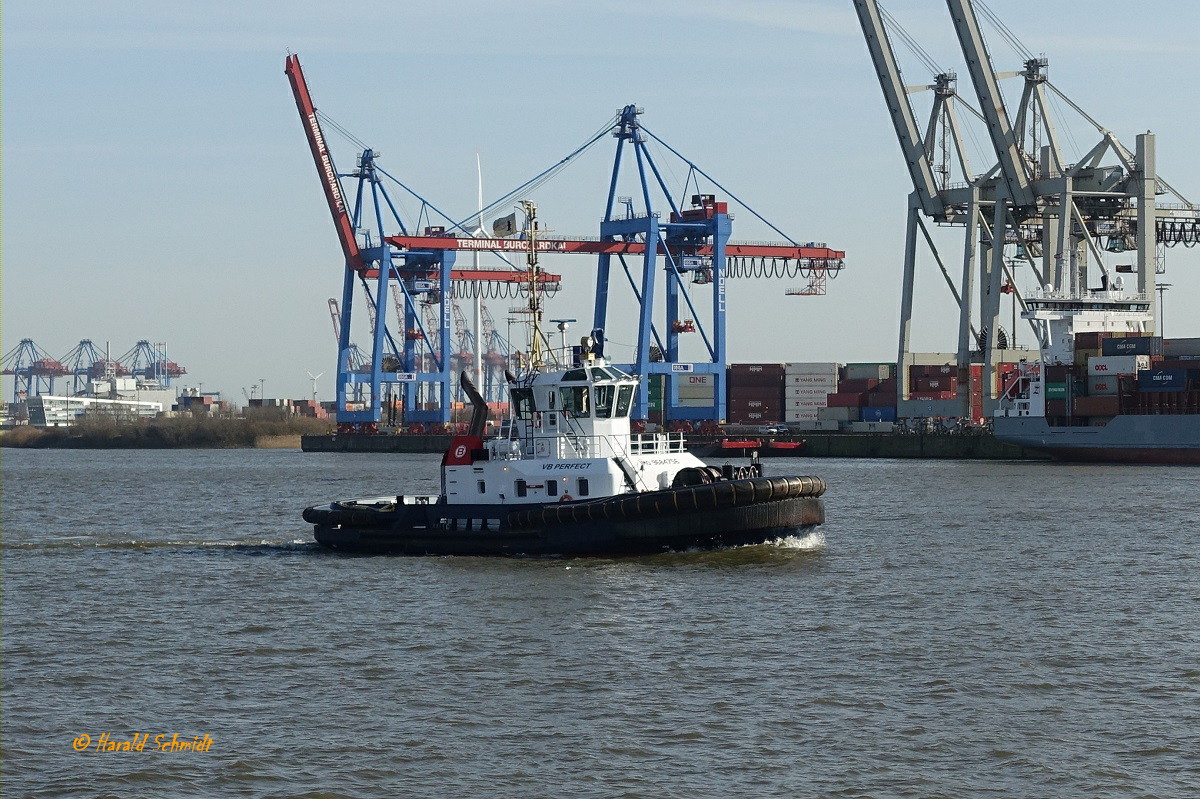 VB PERFECT (1) (IMO 9684768) am 22.2.2021, mit Boluda Schornsteinmarke, Hamburg, Elbe, Höhe Neumühlen  /
EX-Name: PERFECT (1)
Seeschiffsassistenz-Schlepper / Damen ASD 2411 / GT 268 / Lüa 24,47 m, B 11,33 m, Tg 5,54 m / 2 Caterpillar-Diesel, ges. 4.200 kW (5710 PS), 2 Rolls Royce Ruderpropeller (Azimut) US 255, 13 kn, Pfahlzug 72 t / gebaut 2015 bei Damen-Partner Song Thu Shipyard, Da Nang, Vietnam / Eigner: Boluda /Lütgens & Reimers, Hamburg / Flagge: Deutschland, Heimathafen: Hamburg /

