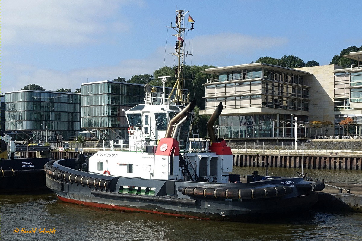 VB PROMT (IMO 9647409) am 3.9.2021, Hamburg, Elbe, Schlepperponton St. Pauli / jetzt mit blauem „Boluda Design“, Schornsteinmarke ohne L&R Schild / 
Ex-Name: PROMPT
Seeschiffsassistenz-Schlepper / Damen ASD 2411 / GT 250 / Lüa 24,47 m, B 11,33 m, Tg 5,54 m / 2 Caterpillar-Diesel, ges. 4.200 kW (5710 PS), 2 Rolls Royce Ruderpropeller (Azimut) US 255, 13 kn, Pfahlzug 71 t / gebaut 2013 bei Song Thu Shipyard, Da Nang , Vietnam / Eigner: Boluda - Lütgens & Reimers, Hamburg / Flagge: Deutschland, Heimathafen: Hamburg /
