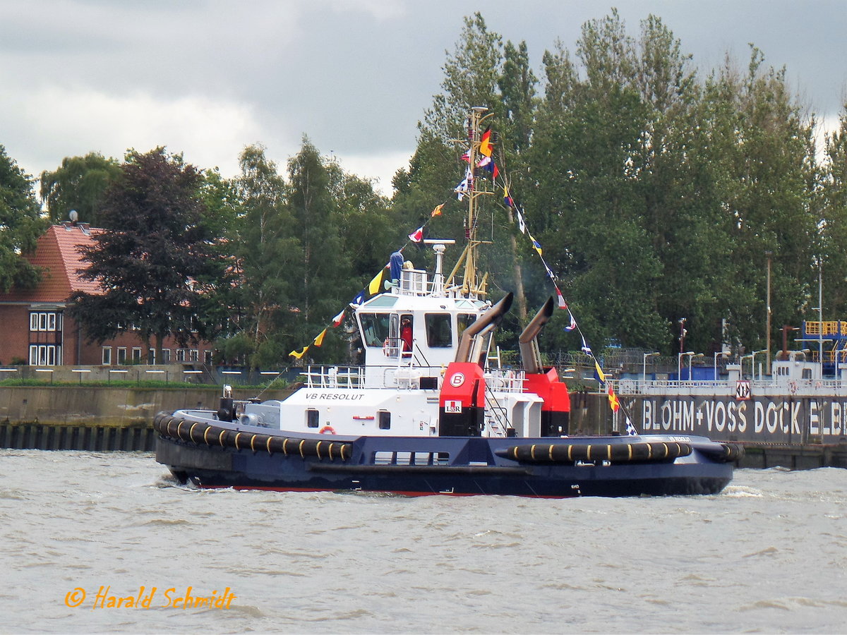 VB RESOLUT (IMO 9684768) am 31.8.2017 im >Taufkleid<, Hamburg, Elbe, bei der Taufe an den Landungsbrücken / Das VB steht für Vicente Boluda, den Namen des Firmengründers.
Ex-Name: BRAKE (5)
Seeschiffsassistenz-Schlepper / Damen ASD 2411 / GT 268 / Lüa 24,47 m, B 11,33 m, Tg 5,54 m / 2 Caterpillar-Diesel, ges. 4.200 kW (5710 PS), 2 Rolls Royce Ruderpropeller (Azimut) US 255, 13 kn, Pfahlzug 74 t / gebaut 2013 bei Damen-Partner Song Thu Shipyard, Da Nang , Vietnam / Eigner: Boluda - URAG - Lütgens & Reimers, Hamburg / Flagge: Deutschland, Heimathafen: Hamburg /
