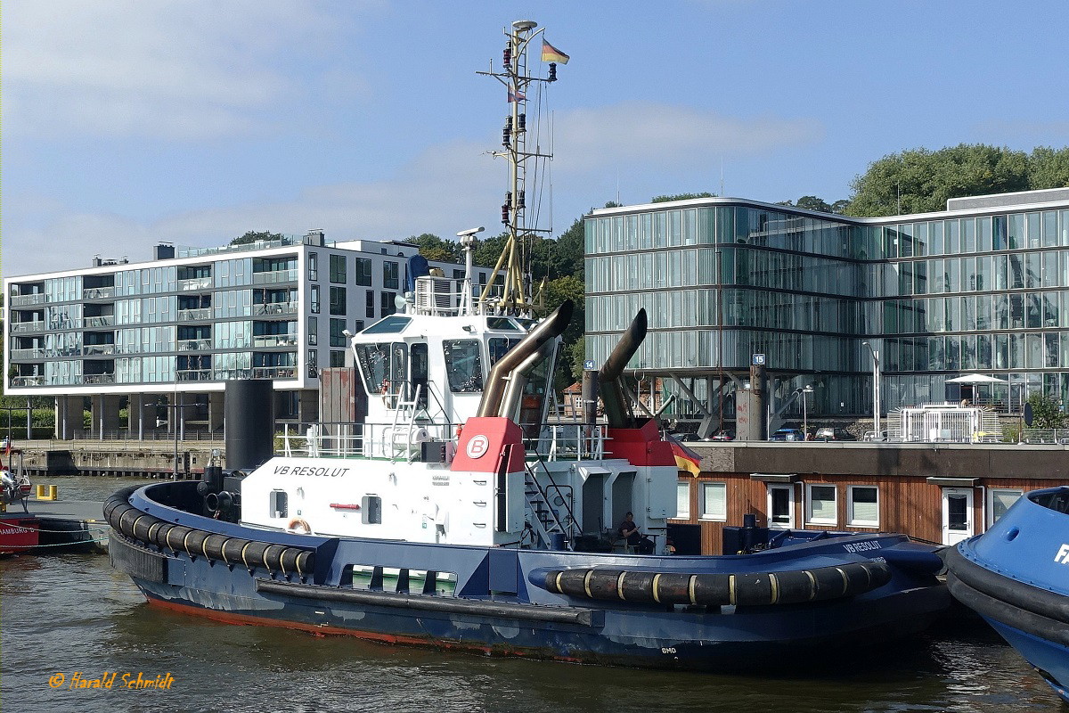 VB RESOLUT (IMO 9684768) am 3.9.2021, Hamburg, Elbe, Schlepperponton St. Pauli / jetzt Schornsteinmarke ohne L&R Schild / 
Ex-Name: BRAKE (5)
Seeschiffsassistenz-Schlepper / Damen ASD 2411 / GT 268 / Lüa 24,47 m, B 11,33 m, Tg 5,54 m / 2 Caterpillar-Diesel, ges. 4.200 kW (5710 PS), 2 Rolls Royce Ruderpropeller (Azimut) US 255, 13 kn, Pfahlzug 74 t / gebaut 2013 bei Damen-Partner Song Thu Shipyard, Da Nang , Vietnam / Eigner: Boluda - Lütgens & Reimers, Hamburg / Flagge: Deutschland, Heimathafen: Hamburg /
