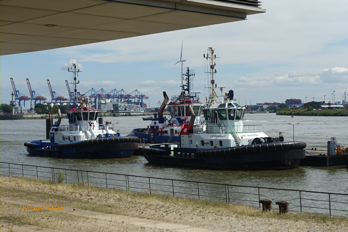 VB RESOLUT (IMO 9684768) und FAIRPLAY XV (IMO 9681091) am 9.8.2022, Hamburg, Elbe, Schlepperponton Neumühlen  / 