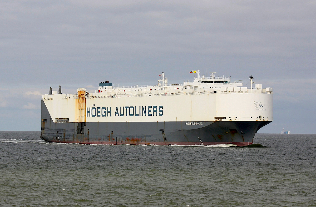 Vehicles Carrier HÖEGH TRANSPORTER (IMO:9176395) L.199,98m B.32,26m Flagge Norwegen                  auf der Elbe am 19.09.2021 vor Cuxhaven.