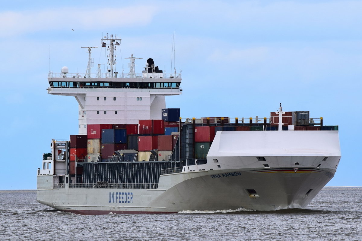 VERA RAMBOW , Feederschiff , IMO 9432220 , Baujahr 2008 , 168.11 × 27.04m , 1404 TEU , 15.09.2017 Cuxhaven