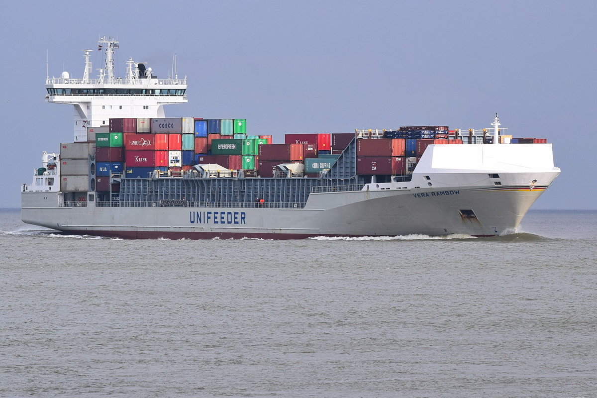 VERA RAMBOW , Feederschiff , 1421 TEU ,IMO  9432220 , Baujahr 2008 , 168.11 × 27.04m 05.04.2018  Cuxhaven Alte Liebe   