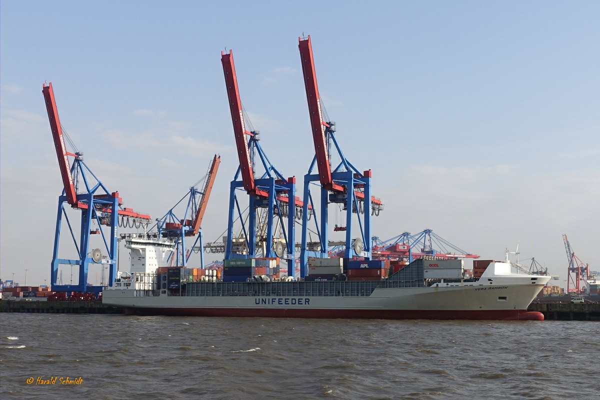 VERA RAMBOW (IMO 9432220) am 23.4.2019, Hamburg, Elbe, Burchardkaiterminal, Liegeplatz Athabaskakai /
Feederschiff / BRZ 14.800 / Lüa 168,11 m, B 26,8 m, Tg 9,6 m / 1 Diesel, MAN B&W 8L58/64 CD, 11.200 kW (15.232 PS), 19,5 kn / TEU 1404, davon 300 Reefer / gebaut 2008 bei Sietas, HH-Neuenfelde / Flagge: Deutschland, Heimathafen: Hamburg
