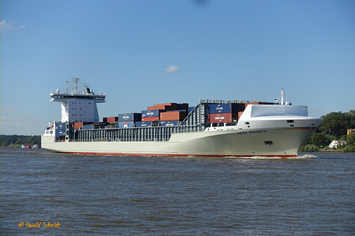 VERA RAMBOW (IMO 9432220) am 15.9.2023, Hamburg einlaufend, Elbe Höhe Övelgönne /
Feederschiff / BRZ 14.800 / Lüa 168,11 m, B 26,8 m, Tg 9,6 m / 1 Diesel, MAN B&W 8L58/64 CD, 11.200 kW (15.232 PS), 19,5 kn / TEU 1404, davon 300 Reefer / gebaut 2008 bei Sietas, HH-Neuenfelde / Flagge: Deutschland, Heimathafen: Hamburg
