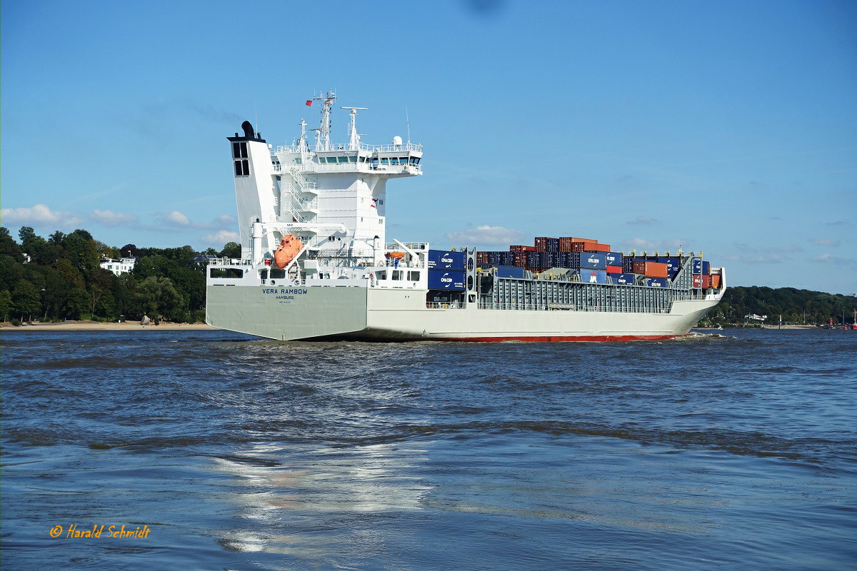 VERA RAMBOW (IMO 9432220) am 15.9.2023, Hamburg einlaufend, Elbe Höhe Övelgönne /
Feederschiff / BRZ 14.800 / Lüa 168,11 m, B 26,8 m, Tg 9,6 m / 1 Diesel, MAN B&W 8L58/64 CD, 11.200 kW (15.232 PS), 19,5 kn / TEU 1404, davon 300 Reefer / gebaut 2008 bei Sietas, HH-Neuenfelde / Flagge: Deutschland, Heimathafen: Hamburg
