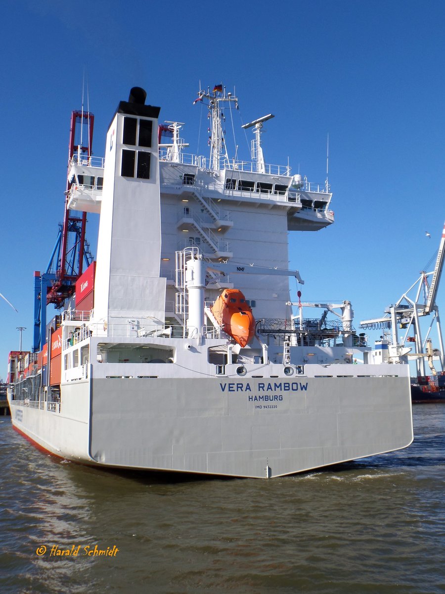 VERA RAMBOW (IMO 9432220) -Heckansicht- am 8.10.2017, Hamburg einlaufend, Tollerort Terminal /
Feederschiff / BRZ 14.800 / Lüa 168,11 m, B 26,8 m, Tg 9,6 m / 1 Diesel, MAN B&W 8L58/64 CD, 11.200 kW (15.232 PS), 19,5 kn / TEU 1404, davon 300 Reefer / gebaut 2008 bei Sietas, HH-Neuenfelde / Flagge: Deutschland, Heimathafen: 
