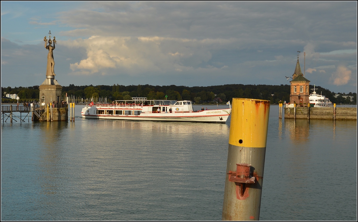 Verbogen. MS Arenenberg trifft aus Schaffhausen in Konstanz ein. September 2015.