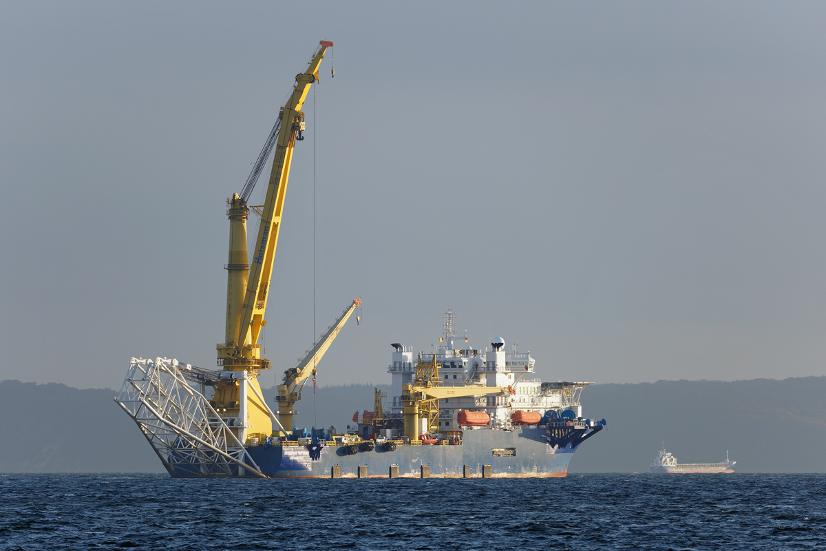 Verlegeschiff AKADEMIK CHERSKIY (IMO 8770261) wieder auf der Prorer Wick, nachdem sie sich im September von Mukran aus auf die Fahrt nach Klaipeda begab. - 27.10.2020
